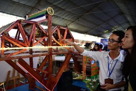 Cầu đi bộ co duỗi hình trái tim