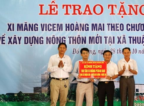 Công ty CP Xi măng Vĩcem Hoàng Mai trao tặng 100 tấn xi măng