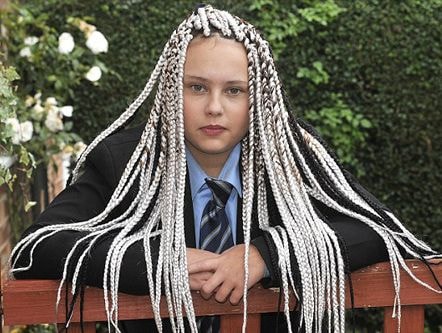 Nữ sinh bị đuổi học vì kiểu tóc mới trị giá 140 bảng Anh