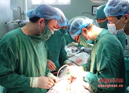 Nghệ An: Nắn chỉnh hình cột sống lệch cho nam thanh niên 17 tuổi