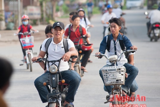 Muôn kiểu vi phạm an toàn giao thông của học sinh, sinh viên