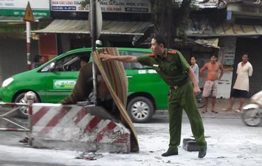 Người đàn ông khoá cổ vào biển báo, tự thiêu trên phố