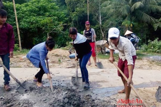 Lần đầu tiên bản Đan Lai làm đường bê tông