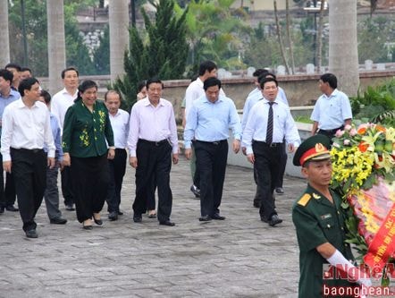 Phó Chủ tịch Quốc hội Tòng Thị Phóng dâng hương tại Nghĩa trang liệt sỹ Việt - Lào