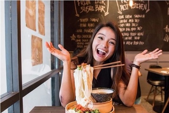 Giới trẻ lại phát sốt với món 'mì bay' mới lạ