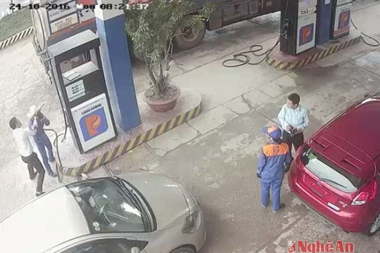 Nghi bơm thiếu xăng, cán bộ ngân hàng đánh nữ nhân viên