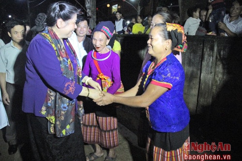 Phó Chủ tịch Quốc hội Tòng Thị Phóng nhảy sạp cùng dân bản Con Cuông