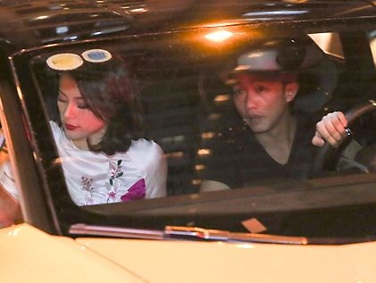 Cường Đôla lái xe sang đưa Hạ Vi đi sự kiện