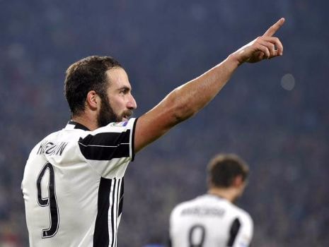 Higuain nổ súng vào lưới Napoli, Juventus giữ ngôi đầu Serie A