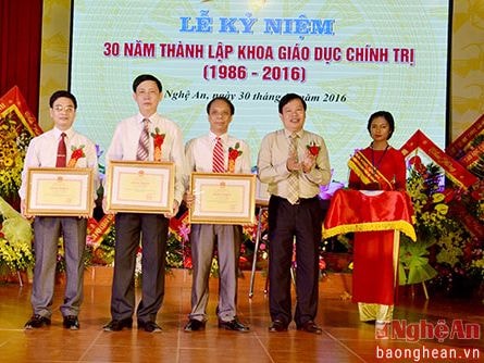 Bộ trưởng Bộ GD&ĐT tặng bằng khen cho Khoa Giáo dục Chính trị, ĐH Vinh