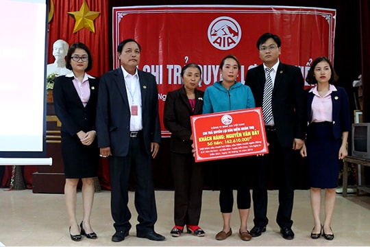 AIA chi trả quyền lợi bảo hiểm cho khách hàng