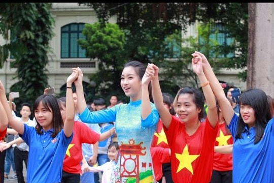 Dàn hoa hậu cùng hàng ngàn học sinh, sinh viên 'Nhảy vì sự tử tế'