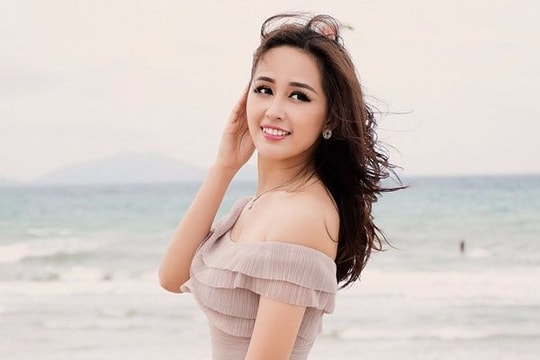 Hoa hậu Mai Phương Thuý khoe đường cong quyến rũ trước biển