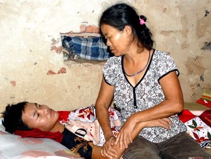 Cám cảnh mẹ tiểu đường nuôi con suy thận mạn tính