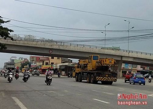 Giải quyết mâu thuẫn trên cầu vượt, một người bị chém tử vong