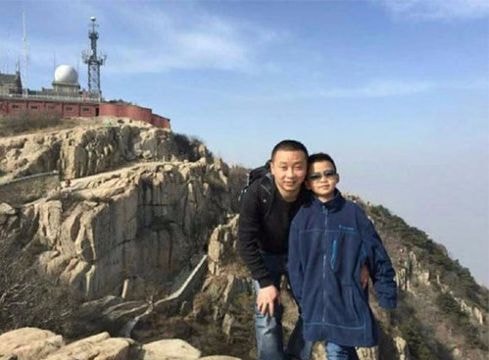 Cậu bé 8 tuổi tăng 10 kg để hiến tủy cho cha