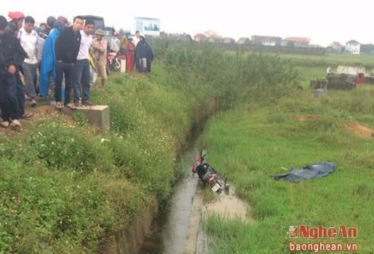 Người đàn ông tử vong bên mương nước