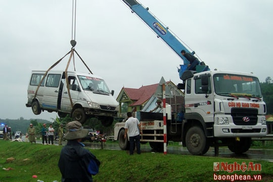 Xe khách mất lái, hàng chục người hú vía