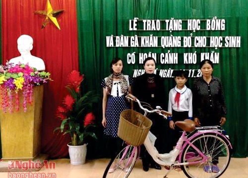Nghi Lộc: Tặng xe đạp cho học sinh nghèo vượt khó