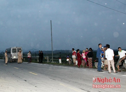 Đi đón con, người phụ nữ bị xe khách đâm trước cổng trường