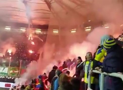 CĐV quá khích 'đấu' pháo sáng