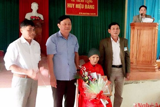 Trao tặng Huy hiệu Đảng cho các Đảng viên cao tuổi