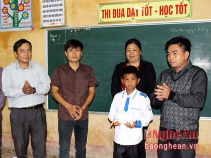 Bạn đọc Báo Nghệ An trao quà cho học sinh dũng cảm cứu 2 em nhỏ đuối nước