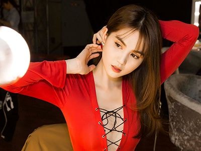 Ngọc Trinh mặc váy gợi cảm khoe vũ đạo