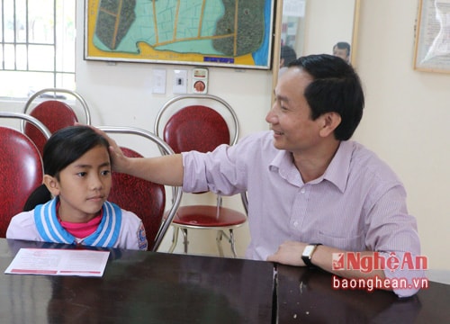 Trao sổ tiết kiệm của lãnh đạo tỉnh cho học sinh nghèo hiếu học ở Hưng Nguyên