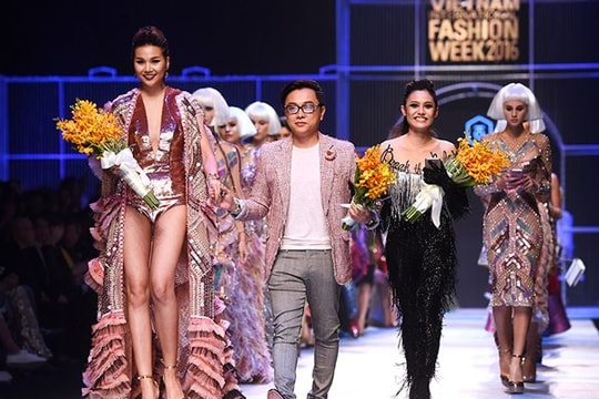 Thanh Hằng khoe chân dài bất tận tại vedette của Công Trí