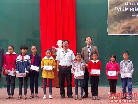 Viettel Quỳ Hợp trao 10 suất học bổng 'Vì em hiếu học'