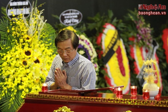 Nghệ sỹ Việt nghẹn ngào tiễn đưa NSƯT Phạm Bằng về đất mẹ