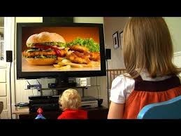 Trẻ ăn nhiều khi xem quảng cáo là do gen?