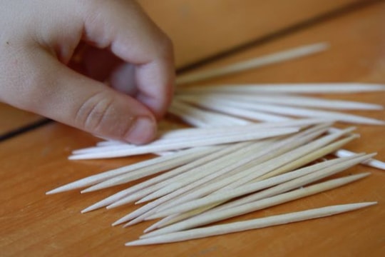 Bé trai thủng ruột vì nuốt phải tăm