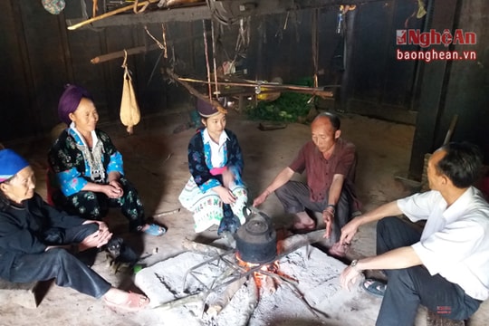 Thầy giáo 'ba giỏi' vừa dạy chữ vừa nuôi bò ở bản Mông