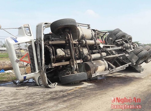 Xe chở gỗ nổ lốp lật nghiêng trên Quốc lộ