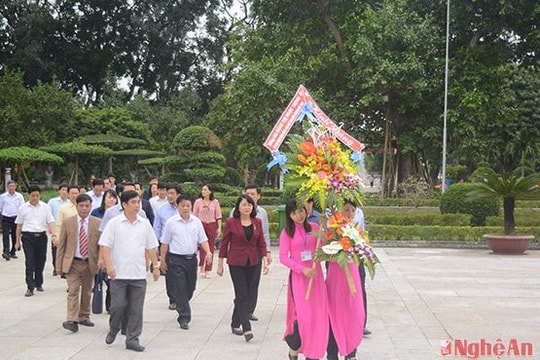 Phó Chủ tịch nước Đặng Thị Ngọc Thịnh dâng hoa tại Khu di tích Kim Liên
