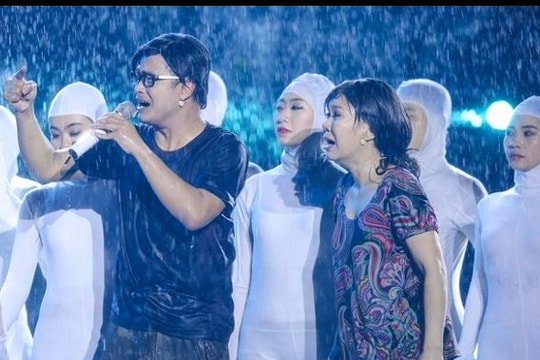 Live show 6 tỷ đồng của Việt Hương: Nước mắt rơi trong mưa