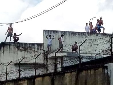 Học viên cai nghiện lại đập phá, cảnh sát dùng hơi cay trấn áp