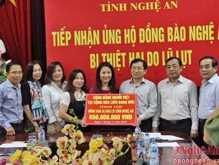 Kiều bào Đức trao quà hỗ trợ đồng bào Nghệ An bị lũ lụt