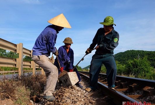 Những người 'cày' trên đường ray tàu hỏa