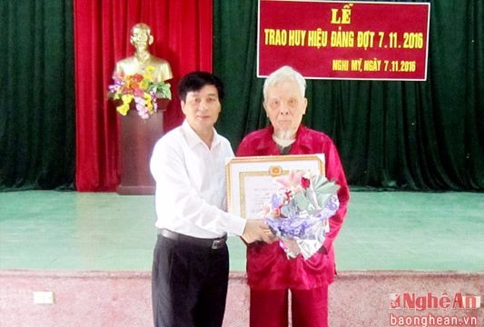 Trao tặng Huy hiệu 70 tuổi Đảng cho đảng viên cao tuổi