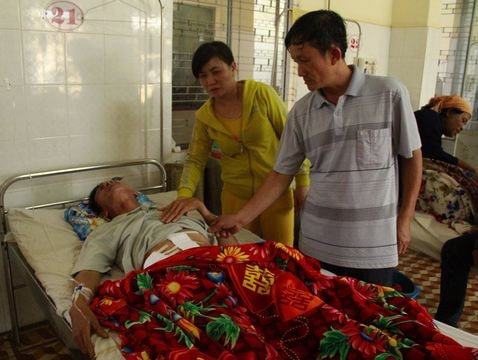 Tự đâm thủng bụng rồi báo bị cướp