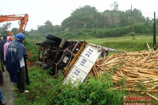 Lật xe chở keo, 3 người thoát nạn