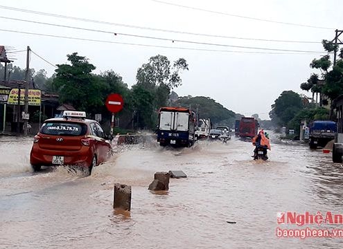 Mưa lớn gây ngập cục bộ trên quốc lộ 1A, đoạn qua Nghệ An