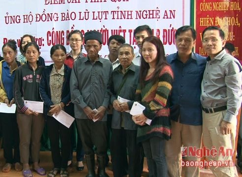 Tặng 250 triệu đồng cho bà con vùng lũ Tương Dương