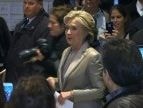 Hillary Clinton bỏ phiếu trong tiếng hò reo của người ủng hộ