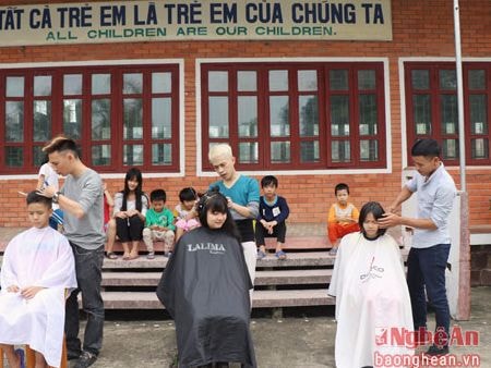 'Ba chú tốt bụng' cắt tóc từ thiện tại Làng trẻ SOS Vinh