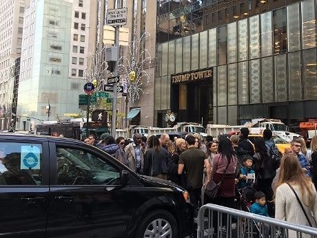 Những người ủng hộ bà Clinton biểu tình trước tòa nhà Trump Tower