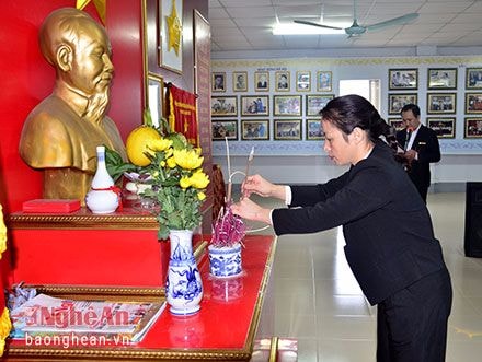 Báo Nghệ An dâng hương tưởng niệm Chủ tịch Hồ Chí Minh